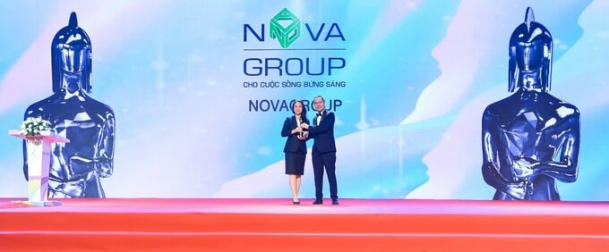 Đại diện HR Asia trao giải thưởng “Nơi làm việc tốt nhất châu Á 2022” cho bà Nguyễn Bạch Kim Vy – PTGĐ Vận hành NovaGroup