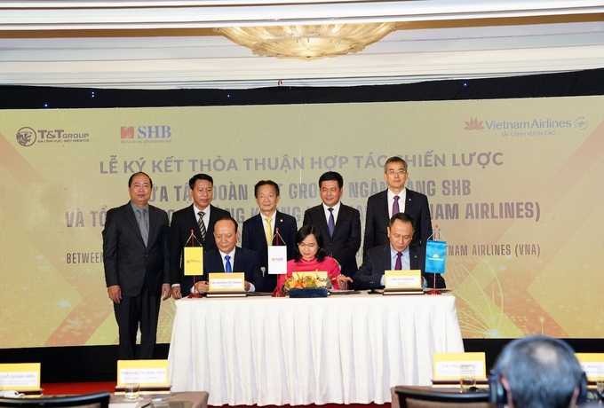 Ngày 12/8, tại Hà Nội, VNA ký kết hợp tác chiến lược với T_T Group và Ngân hàng SHB. Ảnh: VNA