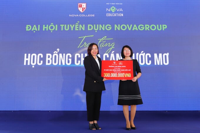 Thạc sĩ Nguyễn Thị Ngọc Quyên - Hiệu trưởng trường cao đẳng Nova trao tặng học bổng Chắp cánh ước mơ cho lãnh đạo địa phương