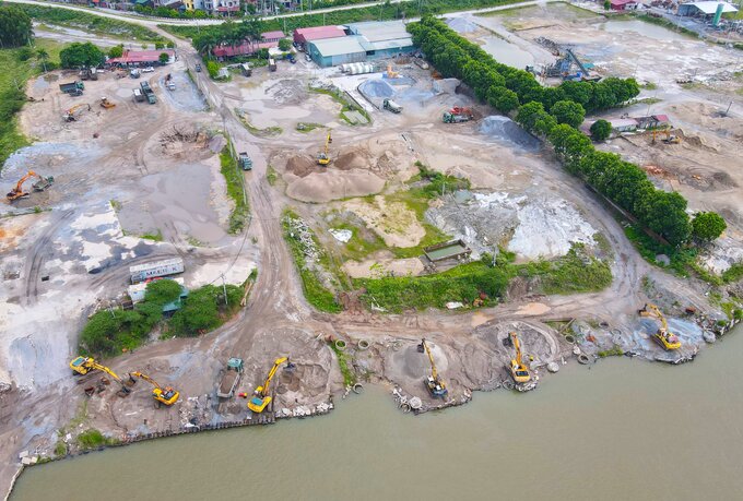 Trước đó, tại bãi tập kết ven sông xã Tri Phương (Tiên Du) vẫn hoạt động trái phép, mặc dù UBND tỉnh Bắc Ninh yêu cầu tạm dừng hoạt động tại các bến, bãi tập kết vật liệu xây dựng