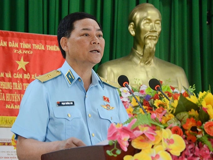 Thiếu tướng Phạm Trường Sơn tiếp xúc cử tri tỉnh Thừa Thiên Huế hồi tháng 5. Ảnh: Báo Phòng Không - Không Quân