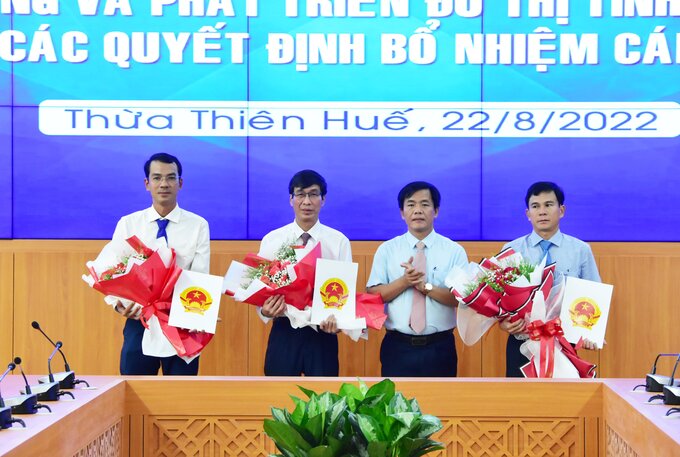 Ông Nguyễn Văn Phương - Chủ tịch UBND tỉnh Thừa Thiên Huế trao quyết định bổ nhiệm lãnh đạo Ban Quản lý dự án Đầu tư xây dựng và Phát triển đô thị tỉnh