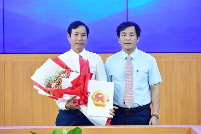 Chủ tịch UBND tỉnh trao quyết định bổ nhiệm ông Huỳnh Minh Khang làm Phó Giám đốc Sở Xây dựng Thừa Thiên Huế