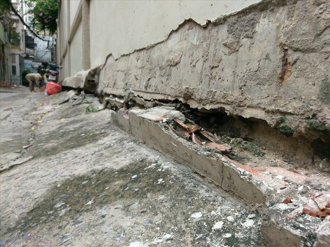 Một con hẻm tiếp giáp đường Nguyễn Hữu Cảnh (quận Bình Thạnh) bị sụt lún