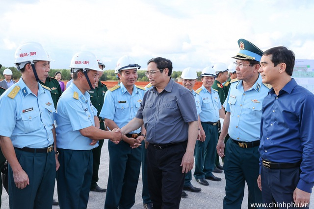 Thủ tướng thăm hỏi, động viên các đơn vị khi kiểm tra, đôn đốc tiến độ xây dựng Cảng hàng không Phan Thiết