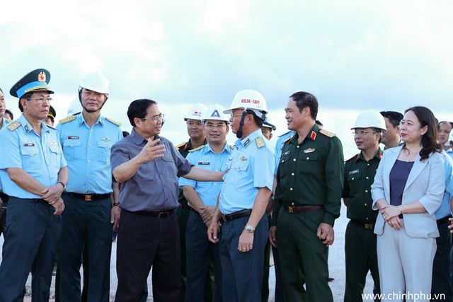 Tại hiện trường dự án, sau khi nghe các cơ quan, đơn vị báo cáo, Thủ tướng Phạm Minh Chính đã chỉ đạo giải quyết các ngay các khó khăn, vướng mắc đặt ra với dự á