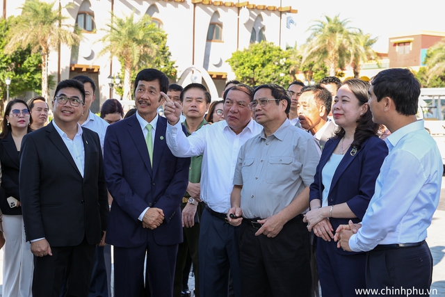 Trước cuộc làm việc với Ban Thường vụ Tỉnh ủy Bình Thuận, Thủ tướng và đoàn công tác tới tham quan Tổ hợp du lịch, nghỉ dưỡng, giải trí NovaWorld Phan Thiết