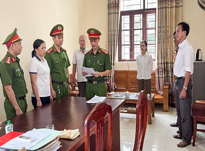 Công an huyện Lục Ngạn, tỉnh Bắc Giang ra quyết định khởi tố Khúc Thị Quân về hành vi làm giả tài liệu của cơ quan tổ chức, để đi cầm cố tiêu sài cá nhân.