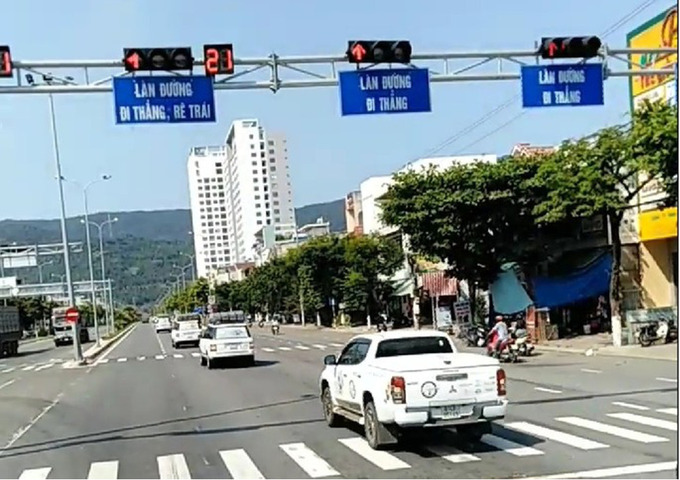 Xe vượt đèn đỏ tại đường Ngô Quyền, TP Đà Nẵng