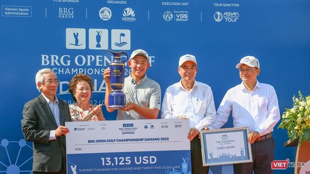 Lãnh đạo UBND TP Đà Nẵng và lãnh đạo Tập đoàn BRG trao cúp cho golfer Chen Guxin