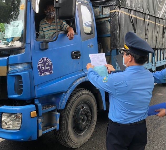 Thanh tra giao thông TP Đà Nẵng bên cạnh xử lý vi phạm còn tuyên truyền luật GT ĐB đến tận lái xe vận tải hàng hóa