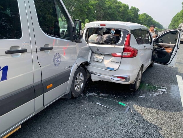 Hiện trường vụ tai nạn giữa 5 xe ô tô trên cao tốc Pháp Vân.