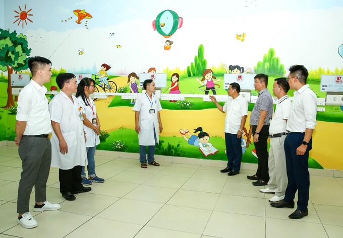 Lãnh đạo Bệnh viện Đa khoa tỉnh Bắc Ninh giới thiệu đến CLB Báo chí Bắc Ninh tại Hà Nội khu vực dự kiến làm phòng vui chơi dành cho các bệnh nhi