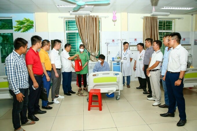Câu lạc bộ Báo chí Bắc Ninh tại Hà Nội cùng các nhà hảo tâm phối hợp Bệnh viện Đa khoa tỉnh Bắc Ninh thăm hỏi và trao quà Trung thu cho các bệnh nhi.