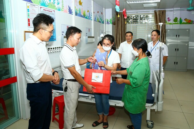 Nhà báo Đỗ Bá Đoàn - Báo Dân Trí, Trưởng Ban liên lạc CLB Báo chí Bắc Ninh tại Hà Nội cùng các thành viên thăm hỏi, trao quà cho các bệnh nhi