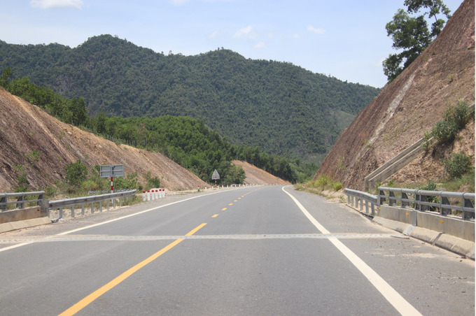 Cao tốc La Sơn – Túy Loan (đường 2 chiều) đưa vào khai thác nhưng chưa thu phí do còn bất cập. (Ảnh ĐT)