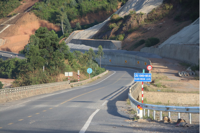 Nhiều đoạn đường Cao tốc La Sơn-Túy Loan còn bất cập. (Ảnh ĐT)