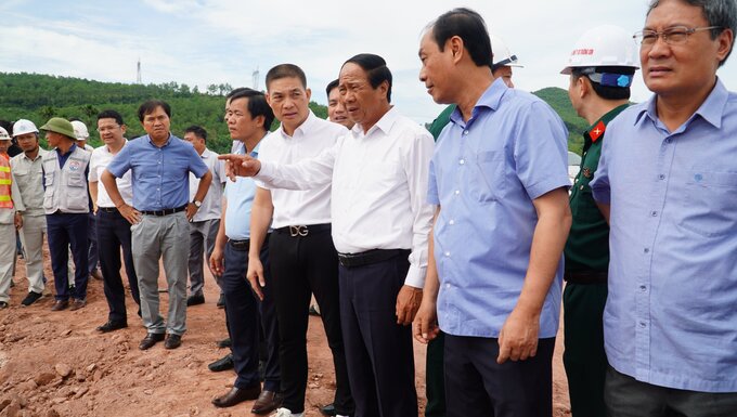 Phó Thủ tướng Chính phủ Lê Văn Thành kiểm tra trên tuyến cao tốc Cam Lộ - La Sơn