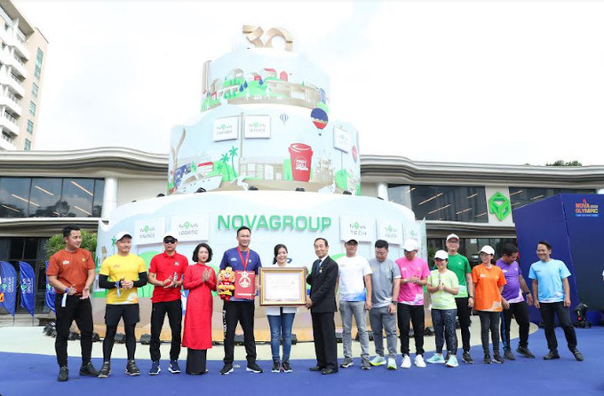 Đại diện NovaGroup vinh dự nhận Chứng nhận kỷ lục 'Biểu tượng hội thao gắn BIB lớn nhất Việt Nam do tập thể cán bộ - nhân viên đơn vị thực hiện