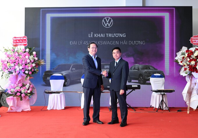 Ông Đỗ Nguyễn Vương - Tổng Giám đốc Volkswagen Việt Nam và ông Phạm Văn Tư - Chủ tich Hội đồng Thành viên VW Hải Dương