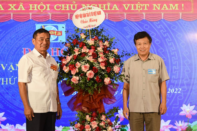 Ông Nguyễn Văn Quyền - Chủ tịch Hiệp hội Vận tải ô tô Việt Nam tặng hoa tại đại hội Bắc Ninh