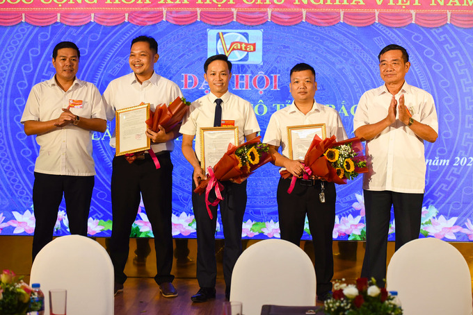 Hiệp hội Vận tải ô tô tỉnh Bắc Ninh tặng hoa chúc mừng 3 thành viên mới được kết nạp