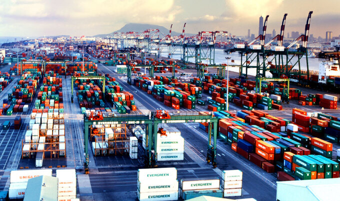 Để thúc đẩy sự phát triển dịch vụ phục vụ hàng hóa xuất nhập khẩu và các doanh nghiệp cung cấp dịch vụ này thì cần phải có một Trung tâm logistics phục vụ hàng hóa xuất nhập khẩu