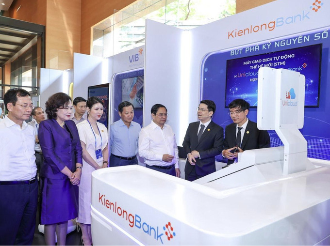 Thủ tướng Chính phủ Phạm Minh Chính dẫn đầu đoàn tham quan gian hàng của KienlongBank tại sự kiện “Ngày Chuyển đổi số” ngành Ngân hàng
