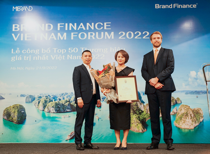 Đại diện VPBank nhận giải từ Brand Finance