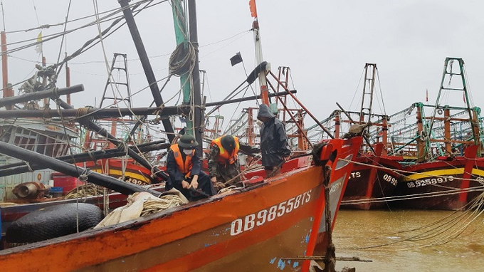 Cán bộ, chiến sỹ BĐBP tỉnh Quảng Bình hướng dẫn neo đậu tàu thuyền, triển khai công tác đảm bảo an toàn cho người và phương tiện tại nơi tránh trú