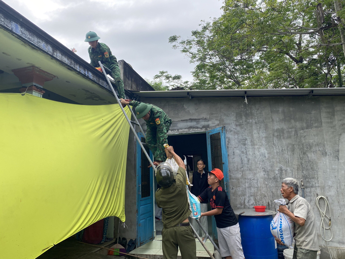 Các chiến sĩ Đồn Biên phòng Vinh Hiền phối hợp với chính quyền địa phương và các lực lượng liên quan giúp dân gia cố lại nhà cửa, chủ động ứng phó với siêu bão.