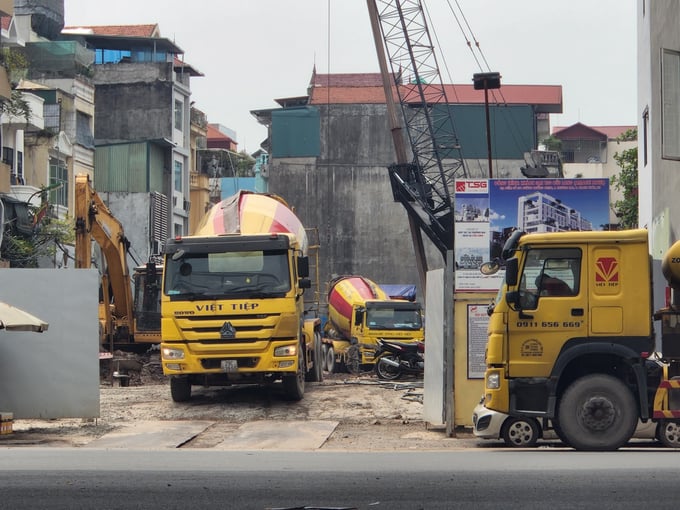 Xe bê tông Việt Tiếp tấp nập ra vào dự án ở địa chỉ 201 Trường Chinh (Q.Thanh Xuân) gây ùn tắc và xung đột giao thông.