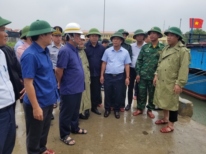 Đoàn công tác Bộ Nông nghiệp và Phát triển nông thôn do Bộ trưởng Lê Minh Hoan làm trưởng đoàn kiểm tra và nắm bắt tình hình ứng phó bão trên địa bàn tỉnh Thừa Thiên Huế.