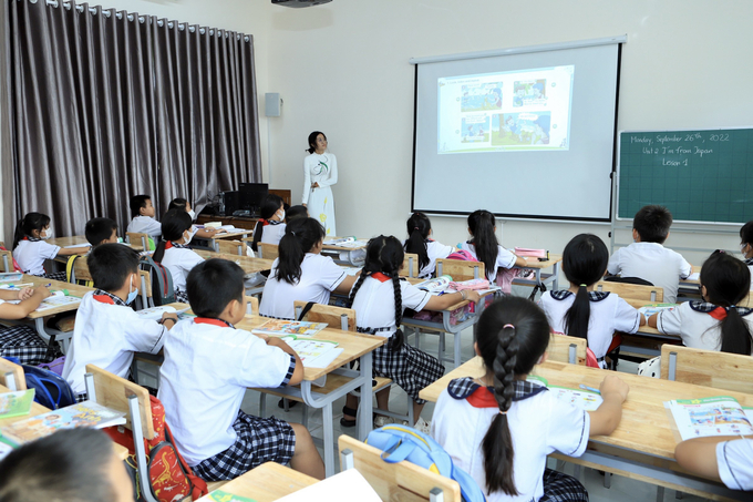 Phòng học Tiếng Anh cũng được trang bị máy chiếu với nội dung bài giảng sinh động, tạo sự hứng thú cho các em học sinh