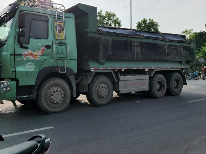 Xe ben chở cát tại quận Hoàng Mai đã được cắt thùng xe thấp xuống đúng với quy định, tài xế chở hàng ngang với thành thùng