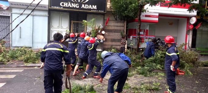 Cảnh sát PCCC và CNCH giúp dân ở đường Bến Nghé (TP Huế).