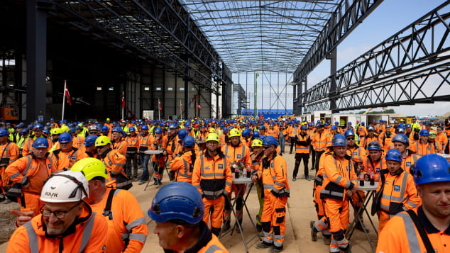 Mái nhà của nhà máy sản xuất đầu tiên nơi các phần đường hầm sẽ được xây dựng ở Đan Mạch đã được hoàn thành vào ngày 8 tháng 6 năm 2022