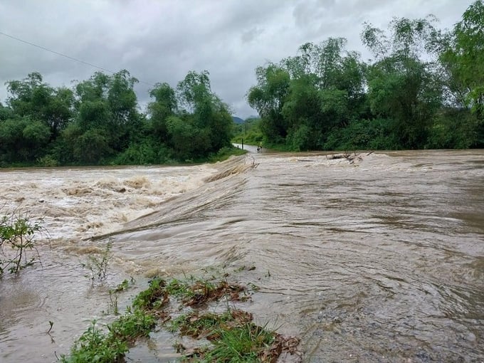 Mưa lớn khiến mực nước ở các sông suối tại các huyện miền núi tỉnh Quảng Bình dâng cao gây ngập lụt một số tuyến đường, nhiều khu vực bị chia cắt