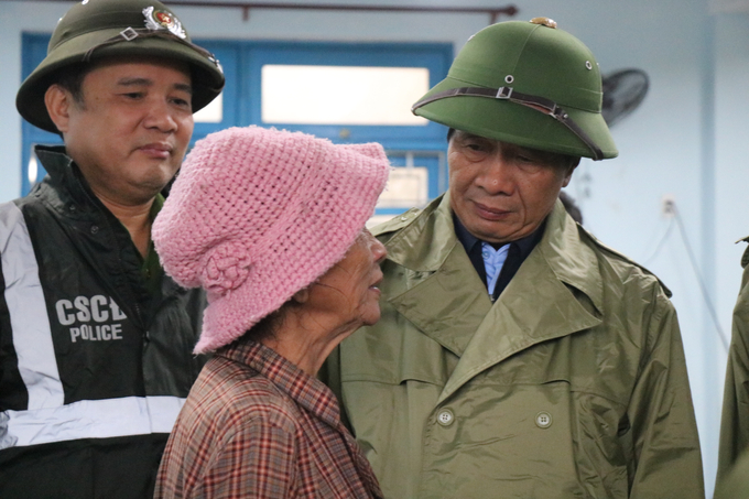 Phó Thủ tướng Lê Văn Thành dặn dò bà con khi nào bão tan, chính quyền địa phương thông báo mới được về nhà.
