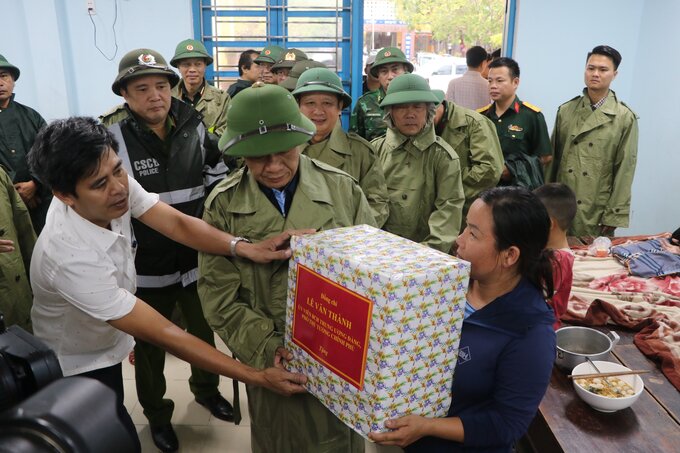 Phó Thủ tướng Lê Văn Thành thăm hỏi, động viên và tặng quà cho người dân.