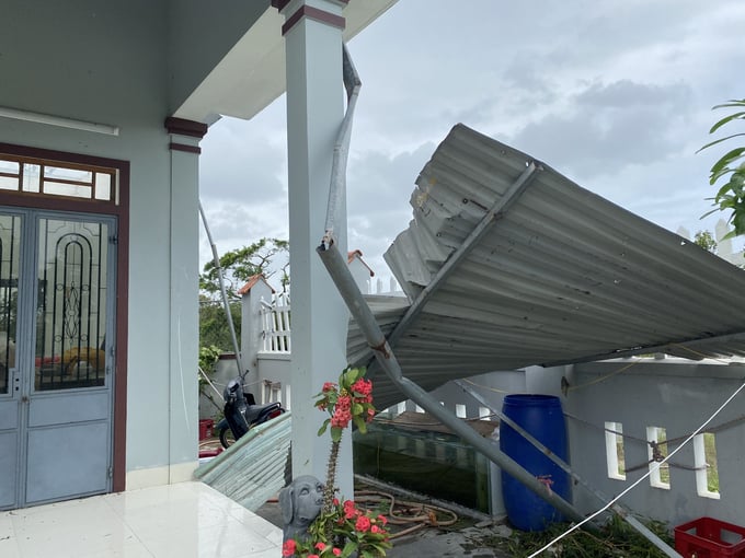 Ngôi nhà của chị Nguyễn Thị Mắm bị tốc mái, khung kèo bị cong gãy.