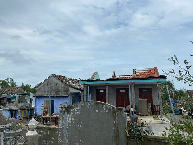 Ngôi nhà của bà Nguyễn Thị Năm bị bay mất mái, đồ vật trong nhà bị hỏng nhiều