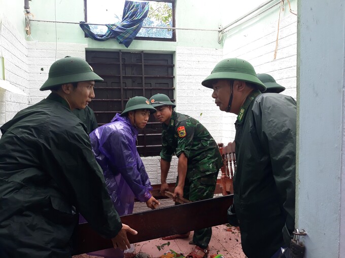 Trung tá Lê Khắc Giáp - Phó Tham mưu trưởng Bộ Chỉ huy BĐBP tỉnh Thừa Thiên Huế trực tiếp chỉ huy 52 cán bộ chiến sĩ giúp dân khắc phục hậu quả