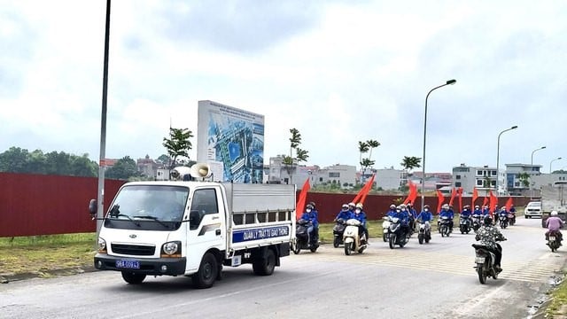 Đoàn viên thanh niên tỉnh Bắc Giang diễu hành hưởng ứng lễ phát động Tháng cao điểm ATGT.