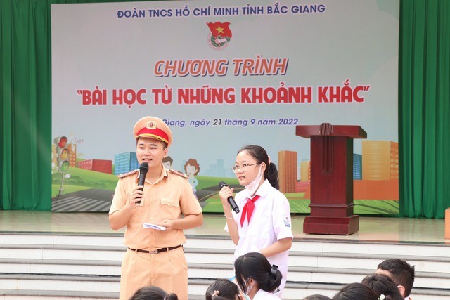 Cảnh sát giao thông huyện Lục Nam (tỉnh Bắc Giang) trao đổi, chia sẻ với học sinh các tình huống tham gia giao thông.