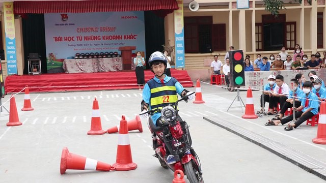 Học sinh Trường THCS Cẩm Lý (huyện Lục Nam) thực hành kỹ năng tham gia giao thông.