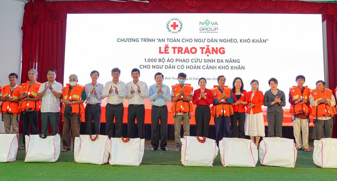 Nguyên Chủ tịch nước Trương Tấn Sang, Đại diện TW Hội Chữ thập đỏ VN, lãnh đạo tỉnh Bình Thuận, Tập đoàn NovaGroup trao tặng những món quà ý nghĩa tới ngư dân nghèo Bình Thuận