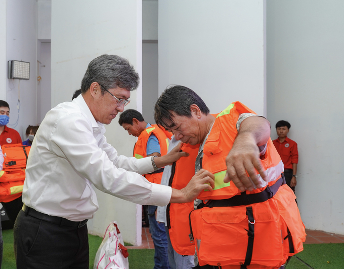 Ông Nguyễn Minh - Tỉnh ủy viên, Phó Chủ tịch UBND tỉnh Bình Thuận trao áo phao cho ngư dân nghèo