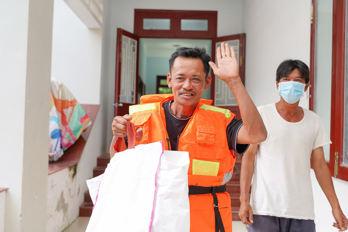 Niềm vui của nhiều ngư dân nghèo khi nhận được áo phao cứu sinh đa năng từ NovaGroup và Hội Chữ thập đỏ Việt Nam
