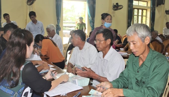 Người dân thị trấn Đồng Lộc, huyện Can Lộc nhận tiền bồi thường GPMB